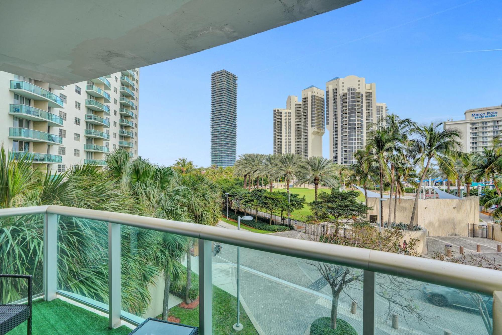 Ocean Reserve Luxury Condos Across From Sunny Isles Beach Маями Бийч Екстериор снимка