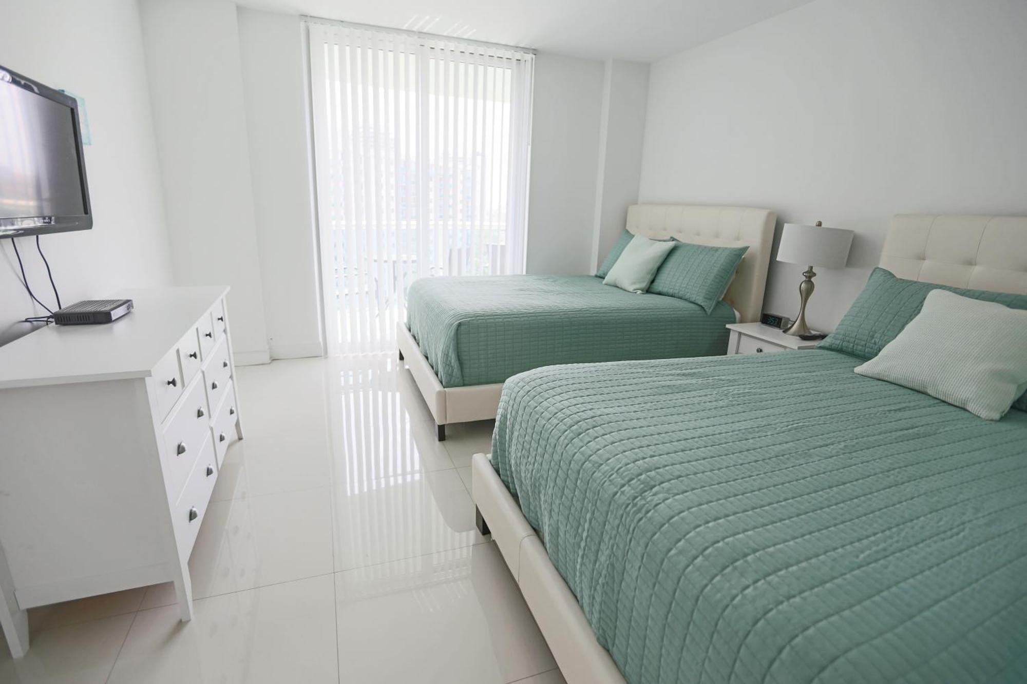 Ocean Reserve Luxury Condos Across From Sunny Isles Beach Маями Бийч Екстериор снимка