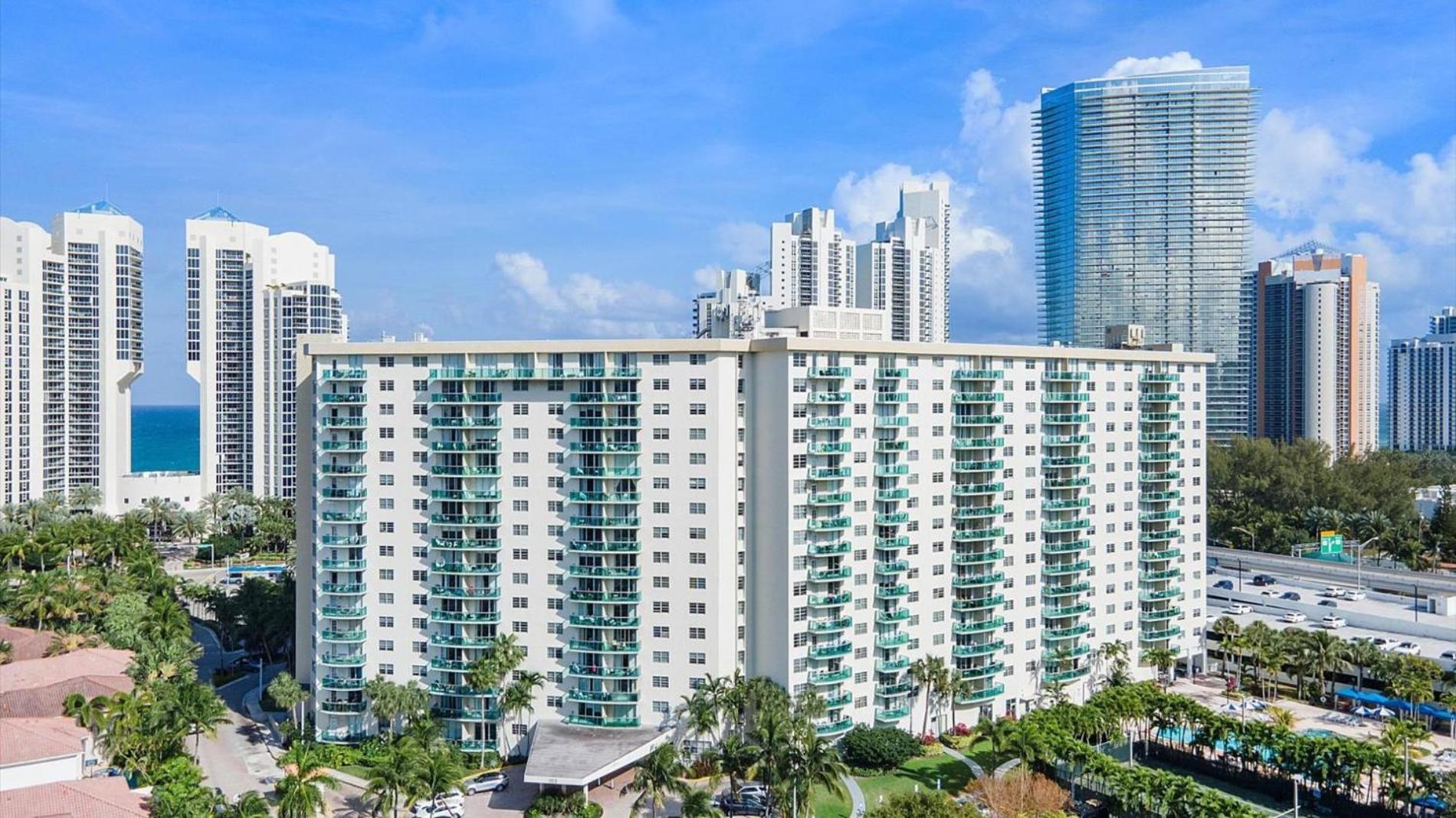 Ocean Reserve Luxury Condos Across From Sunny Isles Beach Маями Бийч Екстериор снимка