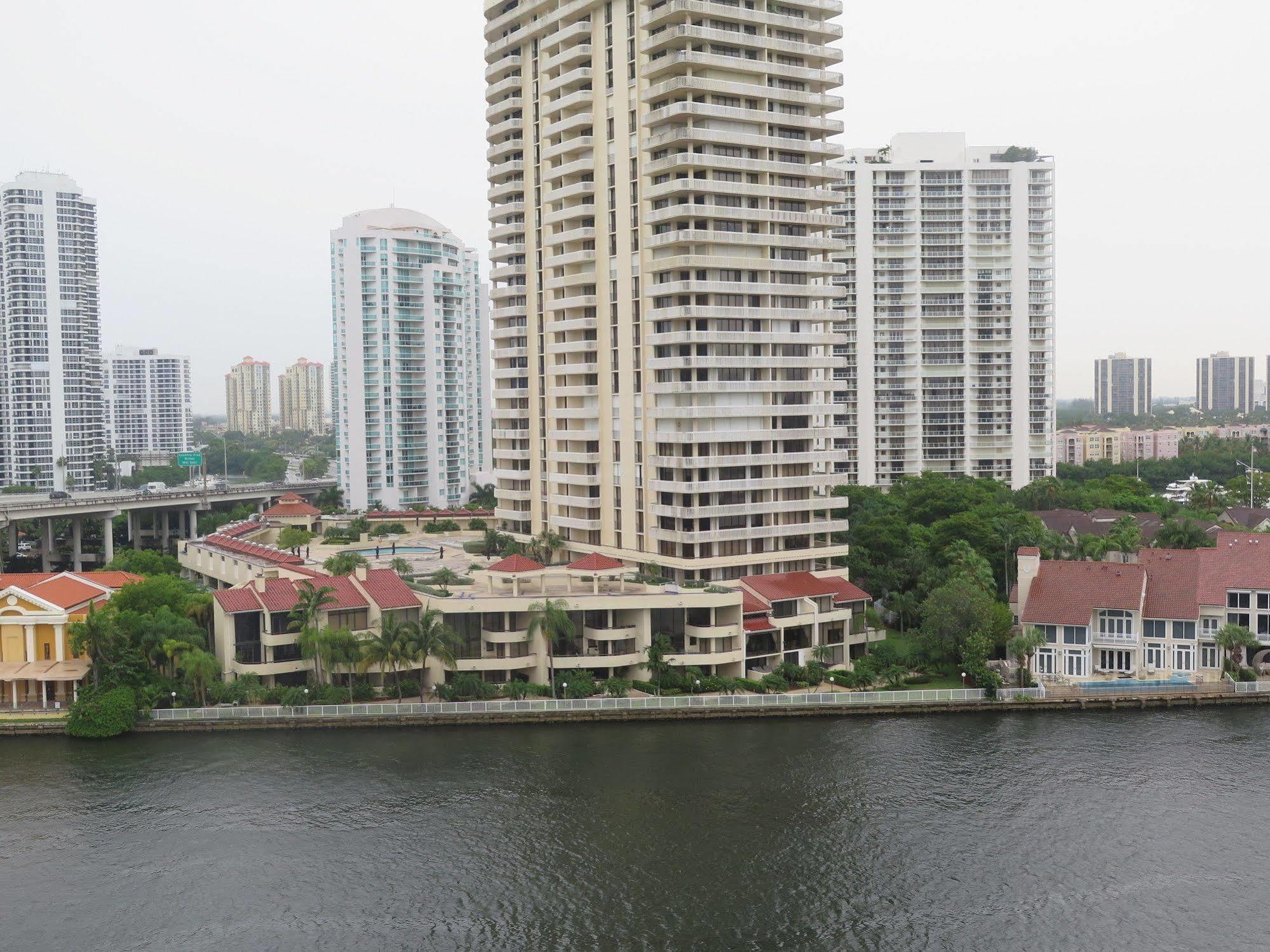 Ocean Reserve Luxury Condos Across From Sunny Isles Beach Маями Бийч Екстериор снимка